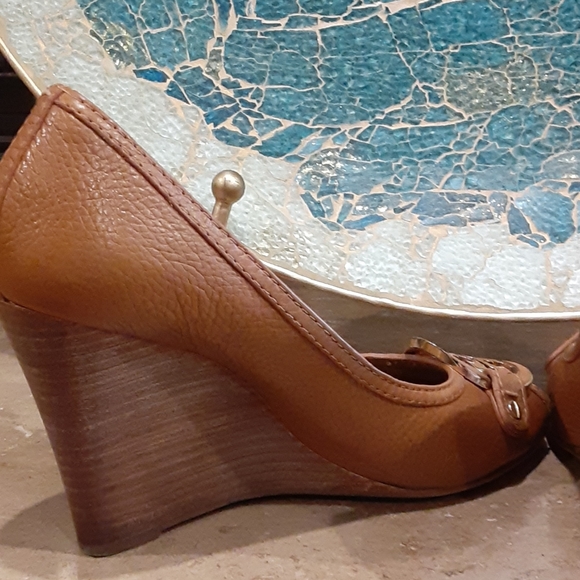 Tory Burch leather "Amanda" peep toe logo wedges - Picture 6 of 14